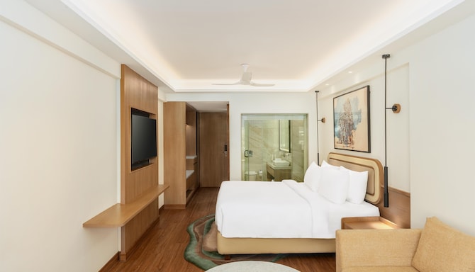 Hotel Gwalior Regency, a member of Radisson Individuals - Deluxe room Bedroom Reverse