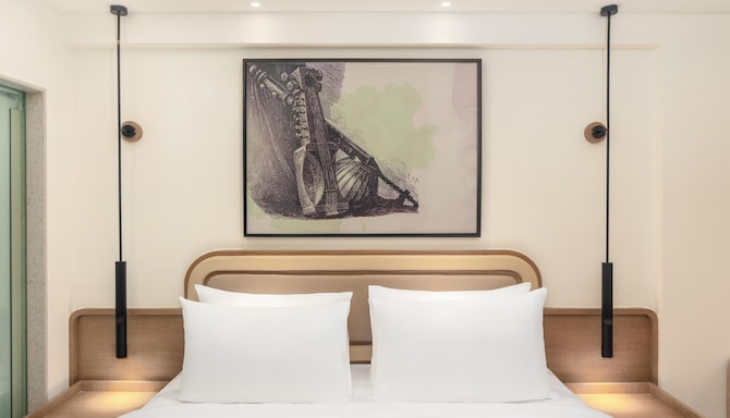 Hotel Gwalior Regency, a member of Radisson Individuals - Superior room Bed Focus