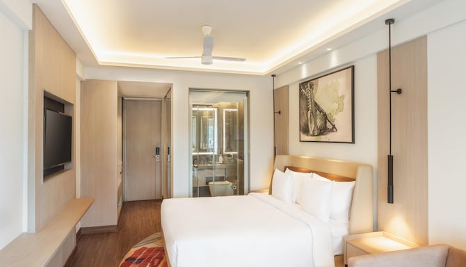 Hotel Gwalior Regency, a member of Radisson Individuals - Deluxe room Bedroom Reverse