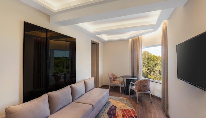 Hotel Gwalior Regency, a member of Radisson Individuals - Suite room Living Room