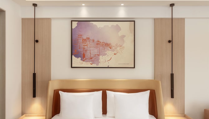 Hotel Gwalior Regency, a member of Radisson Individuals - Suite room Bed Focus