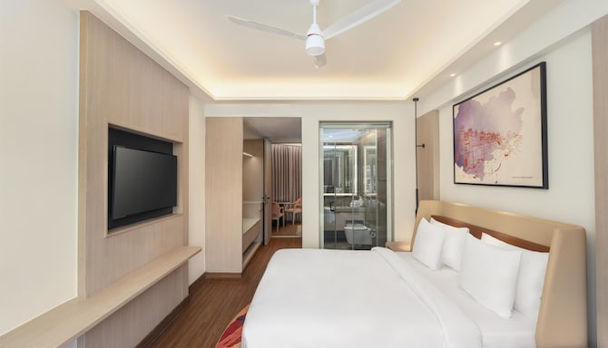 Hotel Gwalior Regency, a member of Radisson Individuals - Suite room Bedroom Reverse