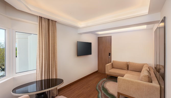 Hotel Gwalior Regency, a member of Radisson Individuals - Suite Living Room