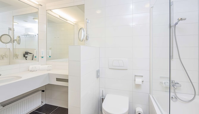 Hotel Schillerpark Linz, a member of Radisson Individuals - Standard Room bathroom