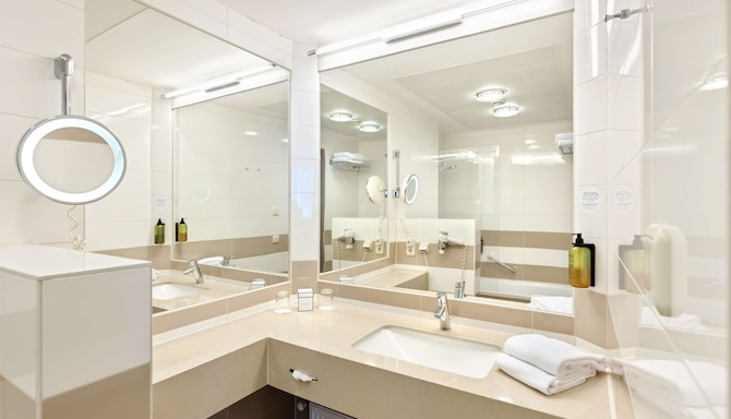 Hotel Schillerpark Linz, a member of Radisson Individuals - Premium Room bathroom