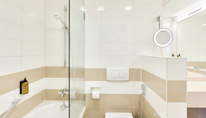 Hotel Schillerpark Linz, a member of Radisson Individuals - Premium Room bathroom