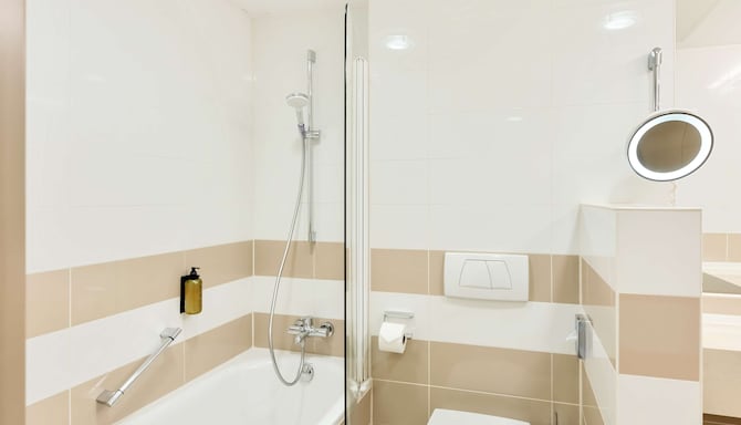Hotel Schillerpark Linz, a member of Radisson Individuals - Superior Room bathroom