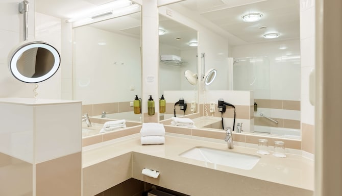 Hotel Schillerpark Linz, a member of Radisson Individuals - Superior Room bathroom