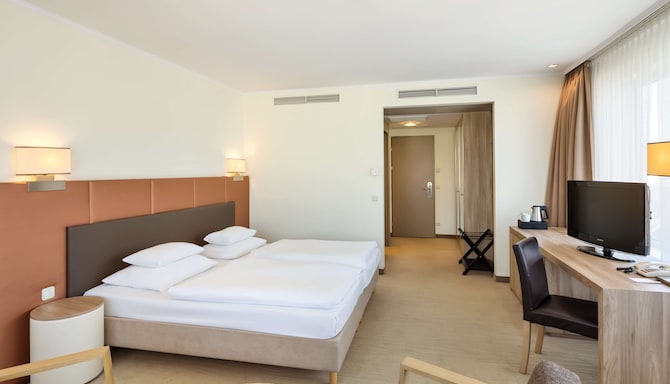 Hotel Schillerpark Linz, a member of Radisson Individuals - Premium Room bedroom