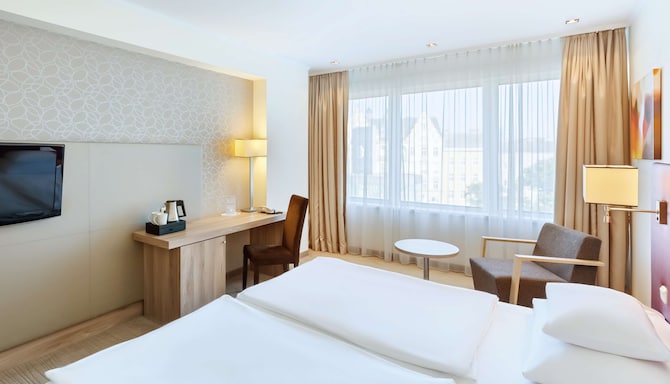 Hotel Schillerpark Linz, a member of Radisson Individuals - Superior Room bedroom