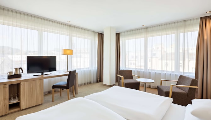 Hotel Schillerpark Linz, a member of Radisson Individuals - Premium Room bedroom