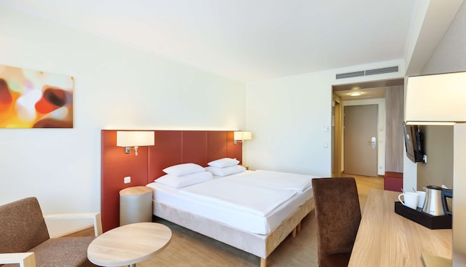 Hotel Schillerpark Linz, a member of Radisson Individuals - Superior Room bedroom