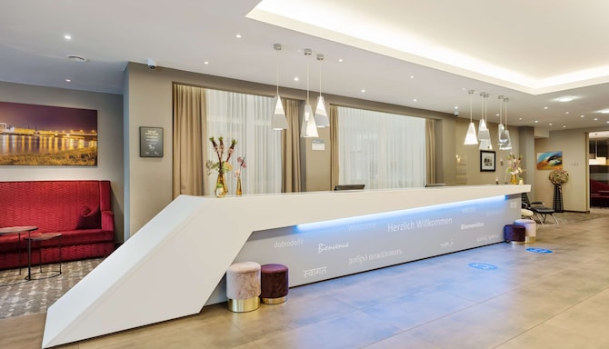 Hotel Schillerpark Linz, a member of Radisson Individuals - Front desk and seating area