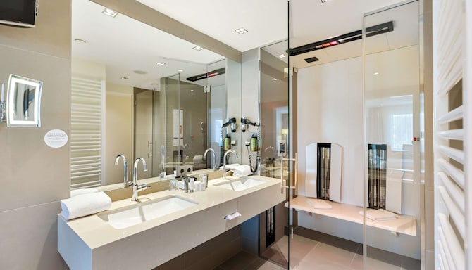 Hotel Schillerpark Linz, a member of Radisson Individuals - Junior Suite bathroom