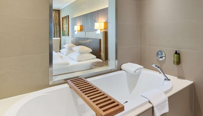Hotel Schillerpark Linz, a member of Radisson Individuals - Junior Suite bathroom