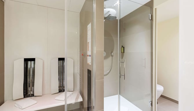 Hotel Schillerpark Linz, a member of Radisson Individuals - Junior Suite bathroom