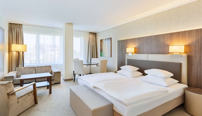 Hotel Schillerpark Linz, a member of Radisson Individuals - Junior Suite bedroom