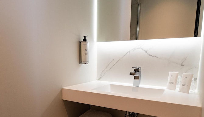 Hotel & Spa des Beaux-Arts Bourges, a member of Radisson Individuals - Standard Room bath