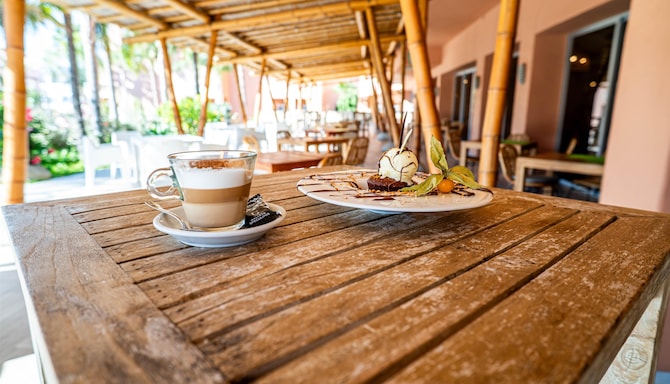 Hotel Tarifa Lances, a member of Radisson Individuals - Pool bar