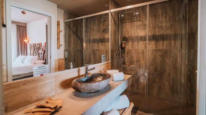 Hotel Tarifa Lances, a member of Radisson Individuals - Baño de la habitación de invitados