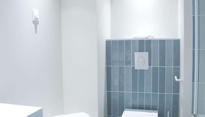 Hotel Yac Paris Clichy, a member of Radisson Individuals - Superior Room bathroom