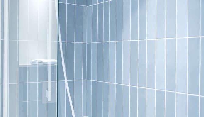 Hotel Yac Paris Clichy, a member of Radisson Individuals - Superior Room bathroom with thub