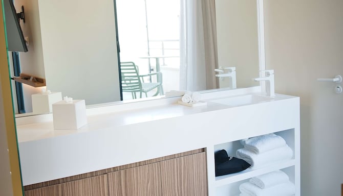 Hotel Yac Paris Clichy, a member of Radisson Individuals - Superior Room bathroom