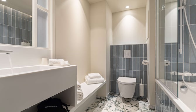 Hotel Yac Paris Clichy, a member of Radisson Individuals - Superior Room bathroom