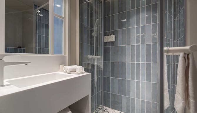 Hotel Yac Paris Clichy, a member of Radisson Individuals - Guest room bathroom