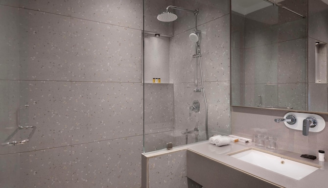 Jasraj Palace Yavatmal Hotel, a member of Radisson Individuals - Guest room bathroom
