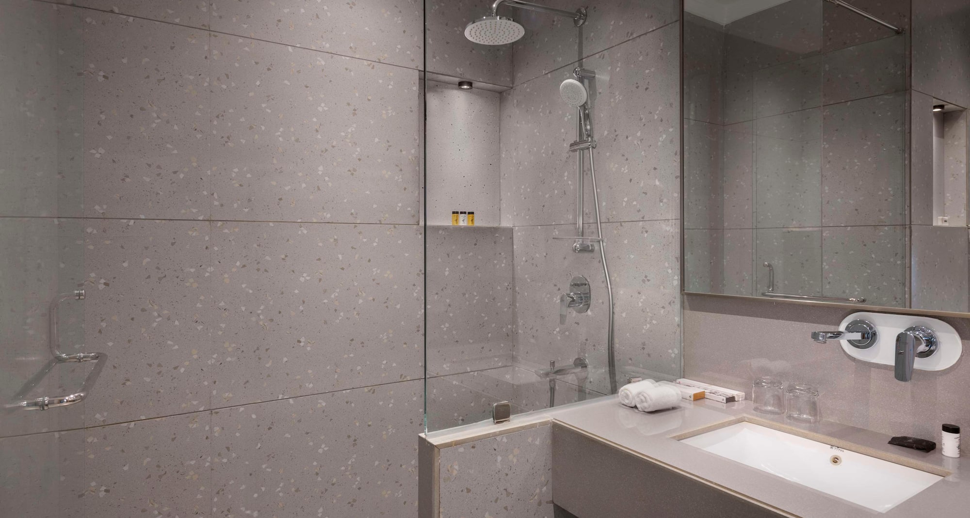 Jasraj Palace Yavatmal Hotel, a member of Radisson Individuals - Guest room bathroom