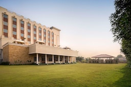 Jasraj Palace Yavatmal Hotel, a member of Radisson Individuals - The Emerald Lawn (द एमराल्ड लॉन)