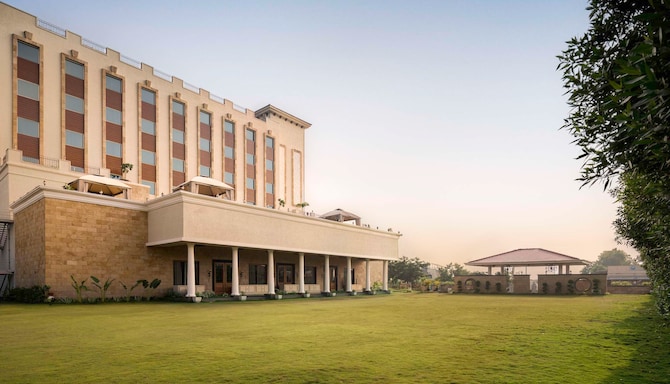 The Emerald Hall (द एमराल्ड हॉल)