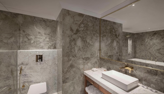 Jasraj Palace Yavatmal Hotel, a member of Radisson Individuals - Executive Suite bathroom