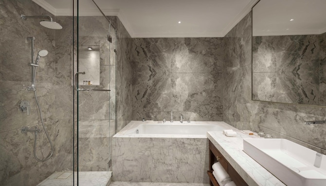 Jasraj Palace Yavatmal Hotel, a member of Radisson Individuals - Suite bathroom