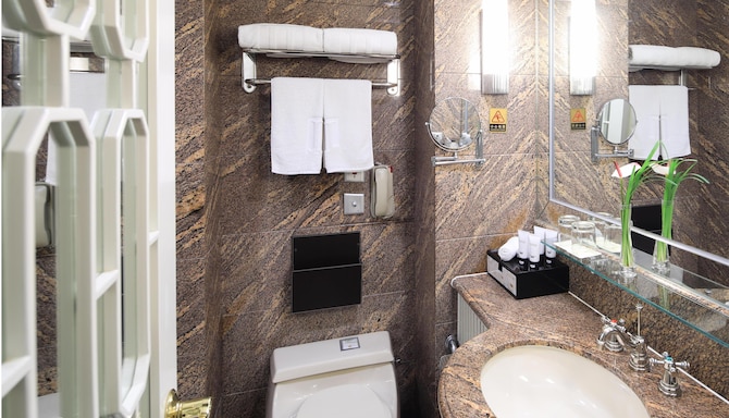 上海锦江饭店 - Jin Jiang Hotel Shanghai - Guest room bath