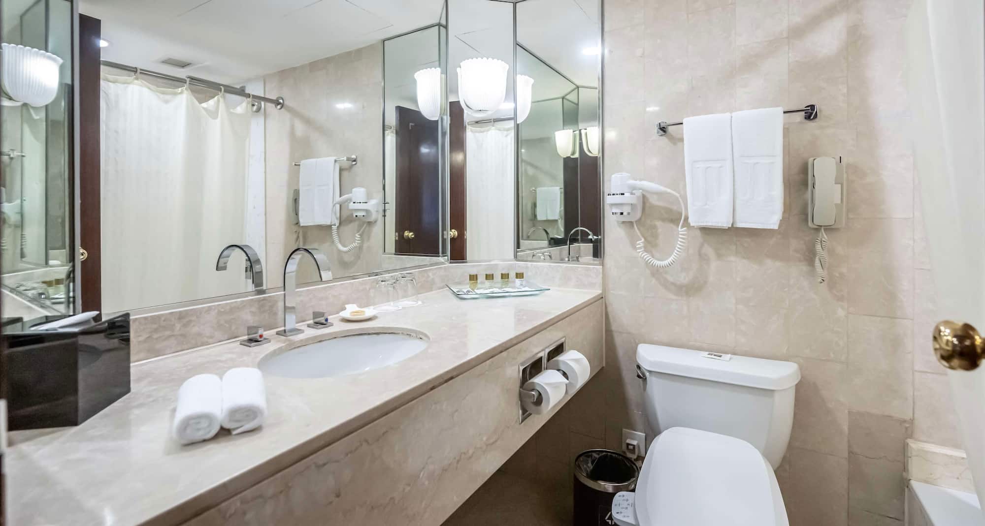 上海新锦江大酒店 - Jin Jiang Tower, Shanghai - Superior Room & Chinese Culture Room bathroom