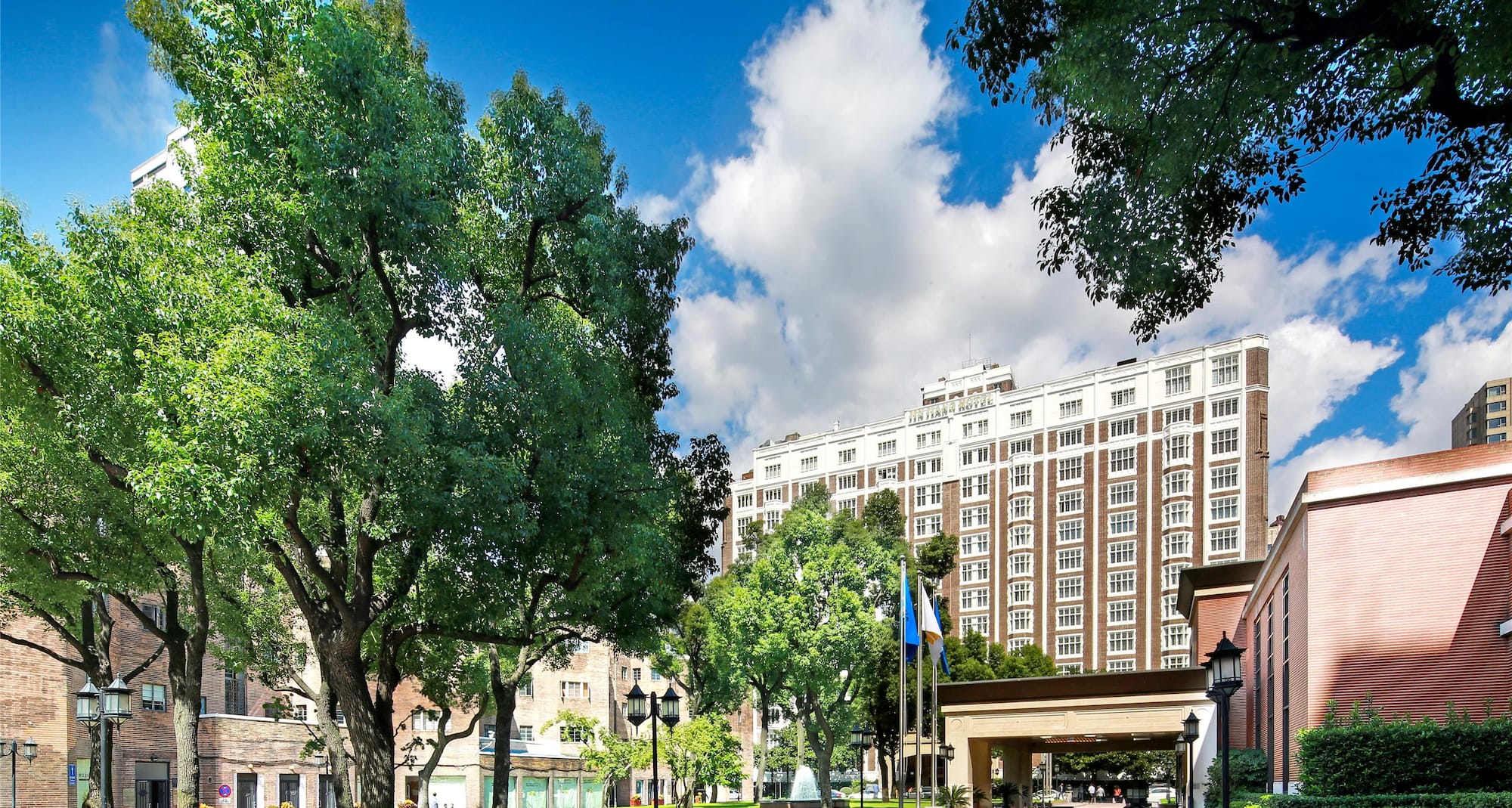 {slide.slideData.multimedia.alternateText}