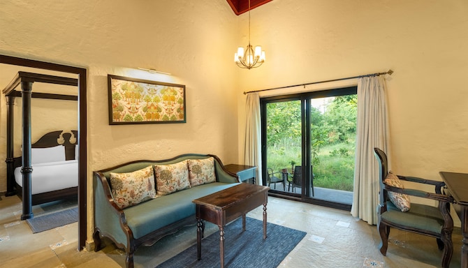 Jungle Home Resort Tadoba, a member of Radisson Individuals Retreats - Suite Living Room