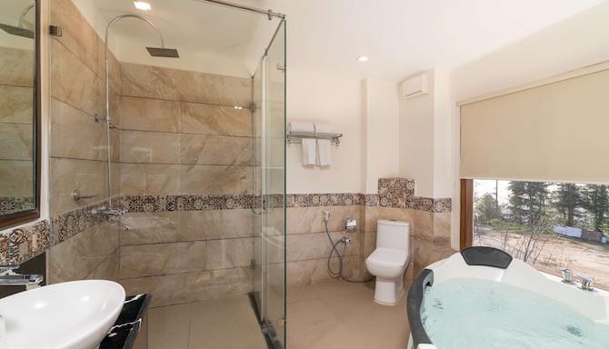 Koti Resort Shimla, a member of Radisson Individuals Retreats - Premium Room Valley View Bathroom