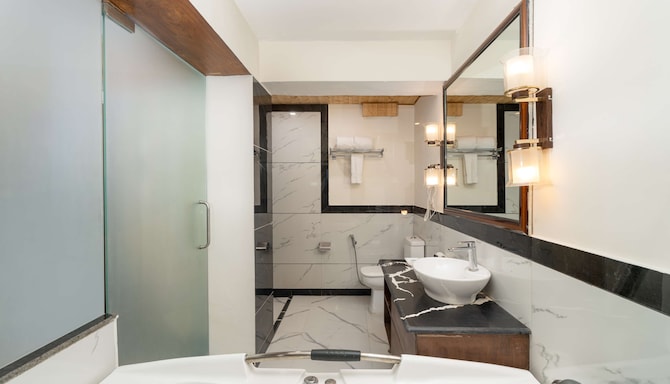 Koti Resort Shimla, a member of Radisson Individuals Retreats - Deluxe Room Valley View Bathroom
