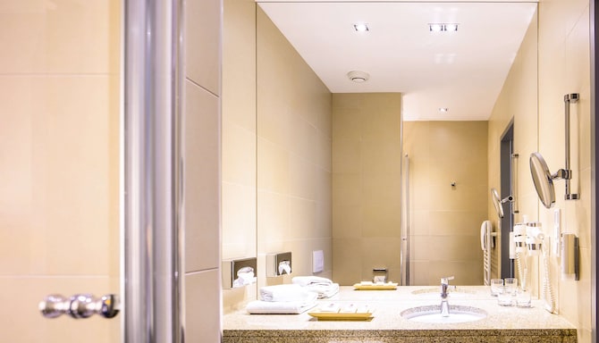 LanzCarré Hotel Mannheim, a member of Radisson Individuals - Bad im Gästezimmer