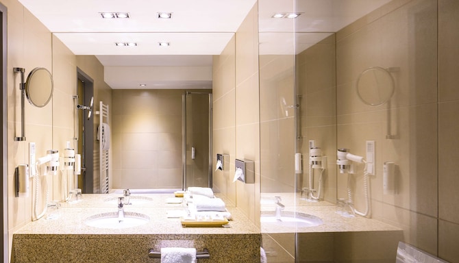 LanzCarré Hotel Mannheim, a member of Radisson Individuals - Bad im Gästezimmer