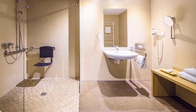 LanzCarré Hotel Mannheim, a member of Radisson Individuals - Bad im Gästezimmer