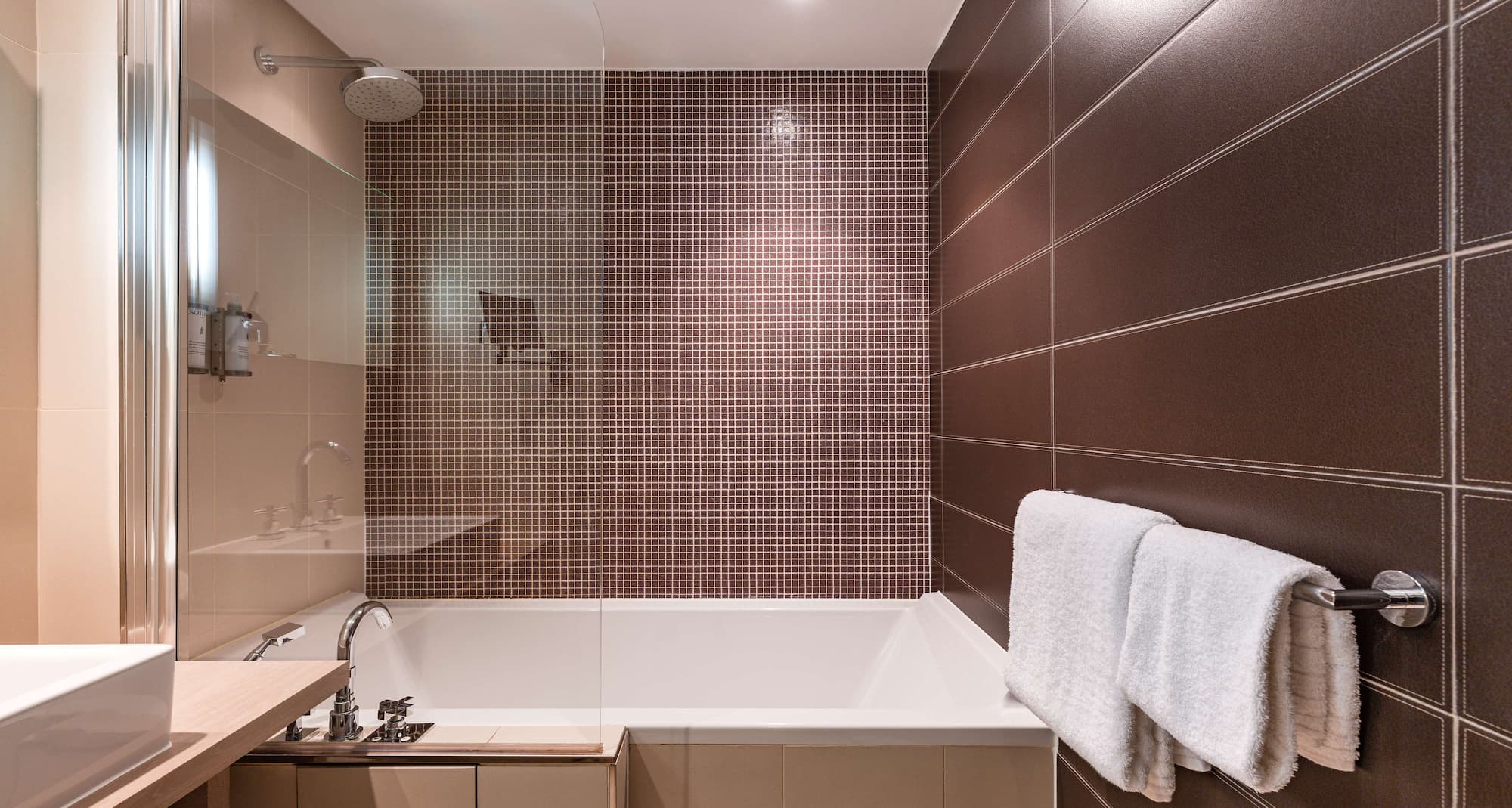 Le Relais de la Malmaison, a member of Radisson Individuals - Standard room bathroom