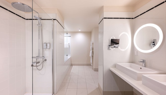 Le Relais de la Malmaison, a member of Radisson Individuals - Junior Suite bathroom