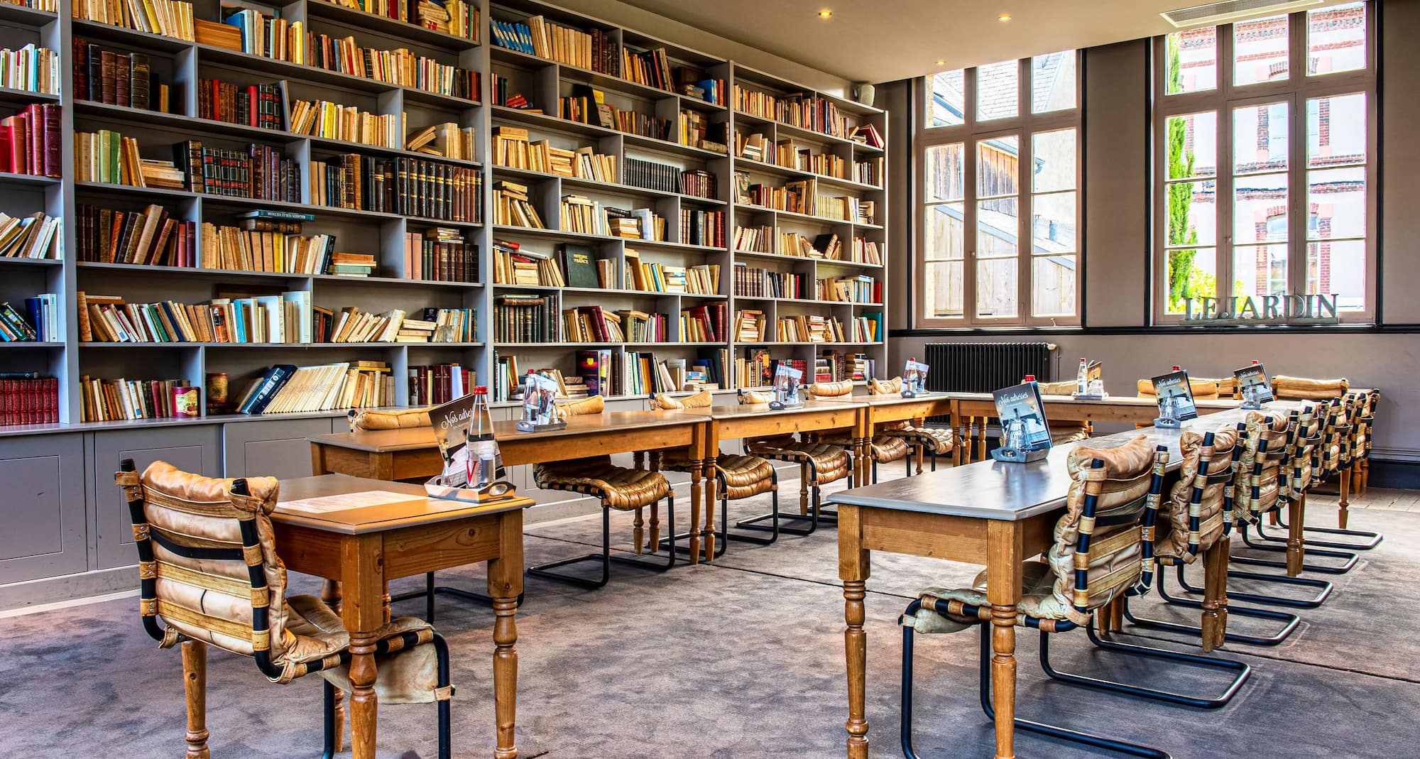 Les Maisons de Léa, a member of Radisson Individuals - Salle de réunion avec bibliothèque