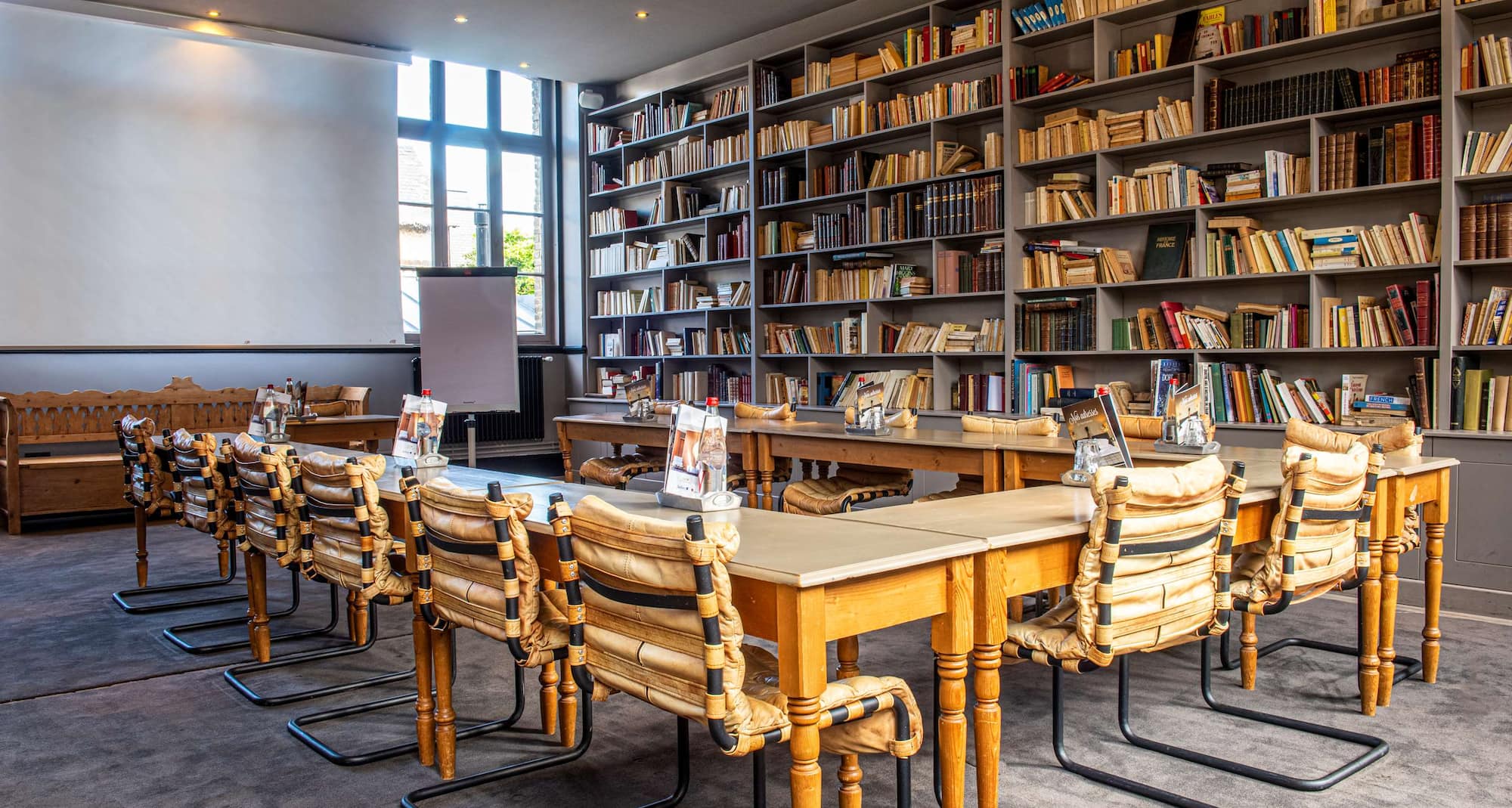 Les Maisons de Léa, a member of Radisson Individuals - Salle de réunion avec bibliothèque