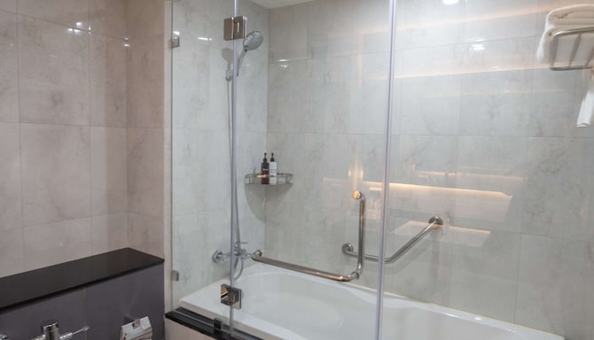 Lewit Hotel Pattaya, a member of Radisson Individuals - Guest room bathroom