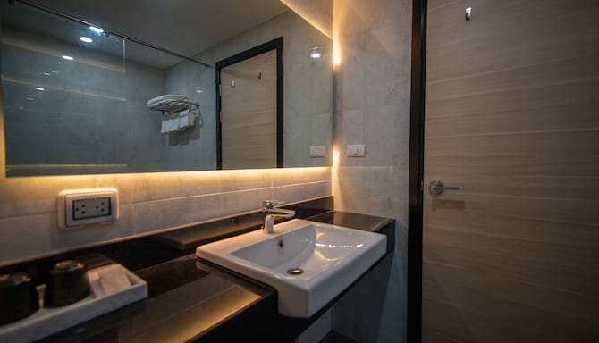 Lewit Hotel Pattaya, a member of Radisson Individuals - Guest room bathroom